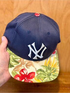 New York Yankees Navy Snapback Hat with Floral Brim